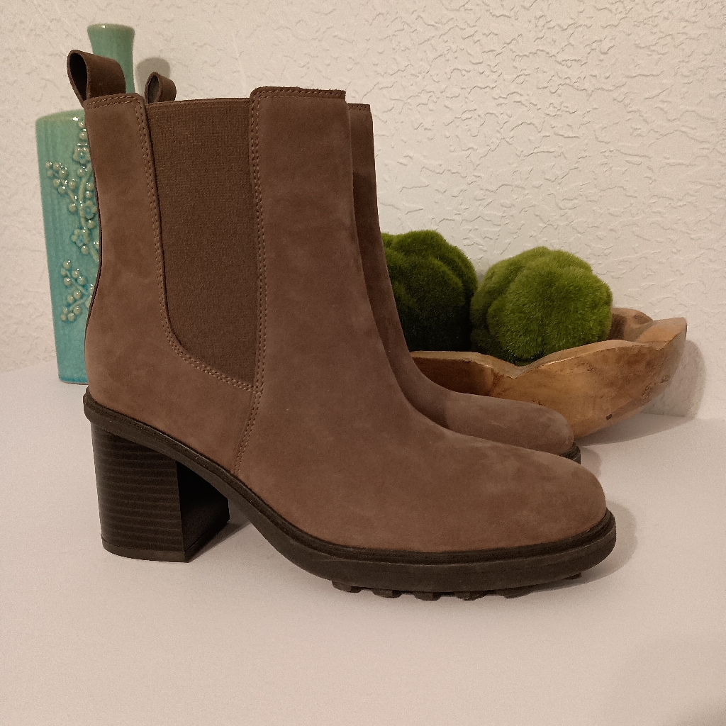 Vionic Truckee Weather Proof Suede Chelsea Ankle Boots Women 8 Taupe Block Heel